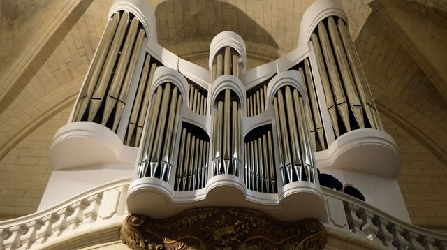 les-grandes-orgues-d-une-eglise-de-la-reole-en-gironde-le-13-novembre-2015_5463028