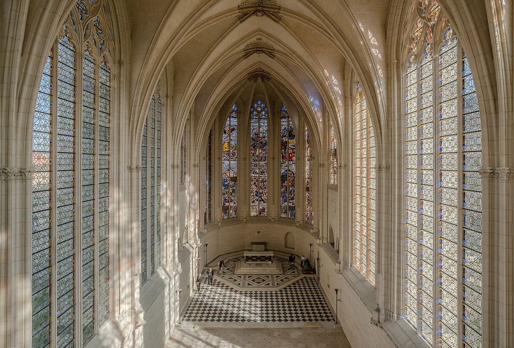 1024px-Interior_of_Sainte_Chapelle,_Vincennes_140308_1
